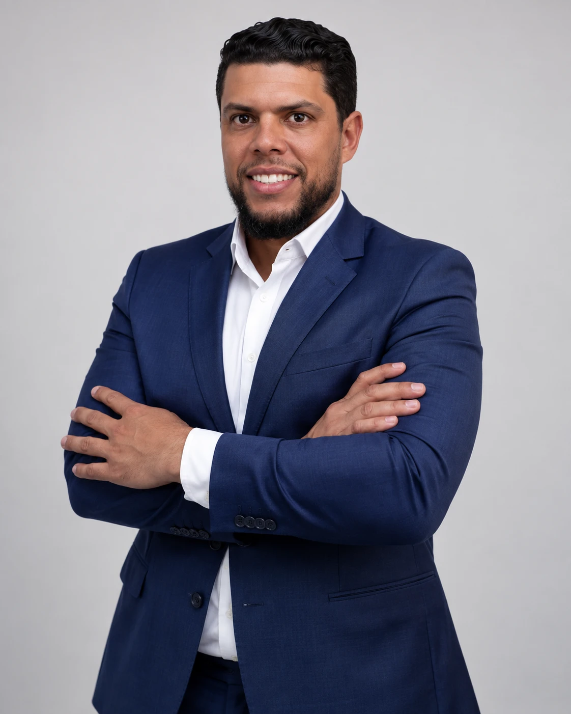 Bruno Alonso sorrindo, de braços cruzados, em retrato restaurado a partir de foto real