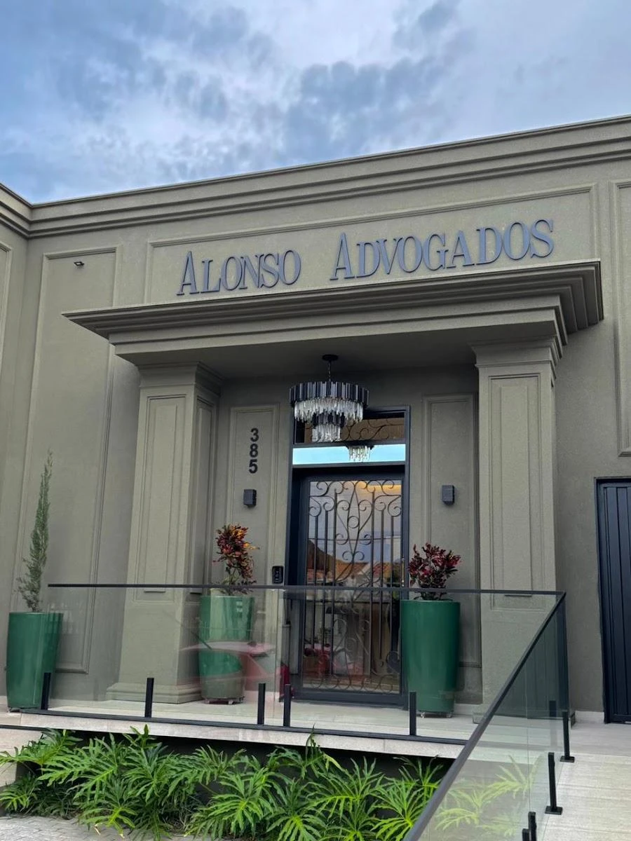 Fachada real de Alonso Advogados, número 385, no Centro de Bálsamo